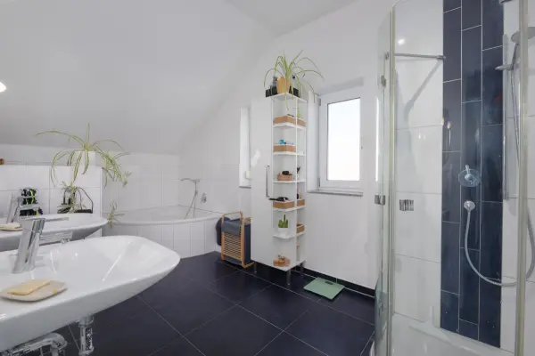 Badezimmer OG der Immobilie: Frei stehendes KfW-40 Haus mit Pool und Garten in Neureut-Kirchfeld (Foto)