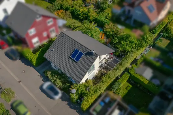 Luftansicht der Immobilie: Frei stehendes KfW-40 Haus mit Pool und Garten in Neureut-Kirchfeld (Foto)