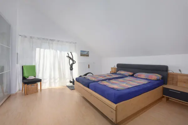 Schlafzimmer OG der Immobilie: Frei stehendes KfW-40 Haus mit Pool und Garten in Neureut-Kirchfeld (Foto)