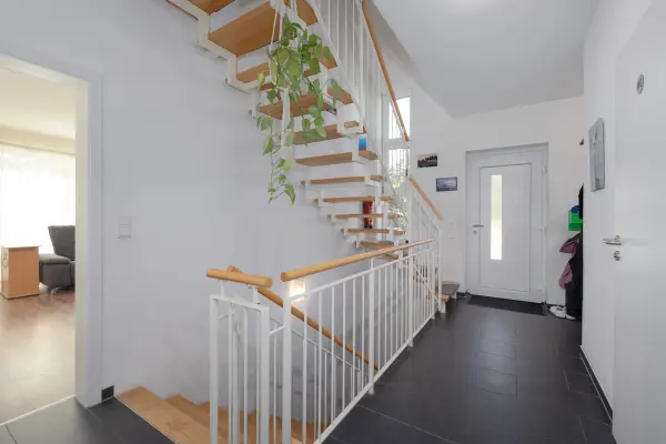 Flur und Treppenhaus EG der Immobilie: Frei stehendes KfW-40 Haus mit Pool und Garten in Neureut-Kirchfeld (Foto)