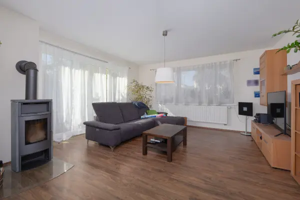 Wohnzimmer EG der Immobilie: Frei stehendes KfW-40 Haus mit Pool und Garten in Neureut-Kirchfeld (Foto)