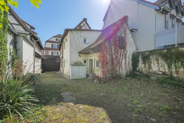 Rückansicht und Innenhof der Immobilie: Leben, wo Geschichte wohnt – großes Fachwerkhaus mit viel Platz für Ideen (Foto)