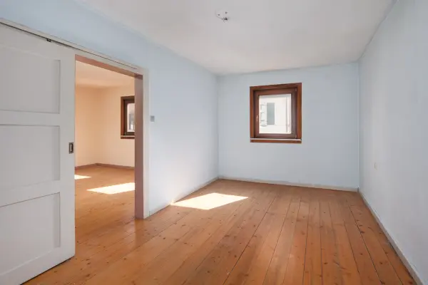 Zimmer OG der Immobilie: Leben, wo Geschichte wohnt – großes Fachwerkhaus mit viel Platz für Ideen (Foto)