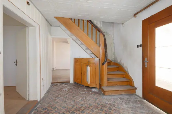 Treppenaufgang EG - OG der Immobilie: Leben, wo Geschichte wohnt – großes Fachwerkhaus mit viel Platz für Ideen (Foto)
