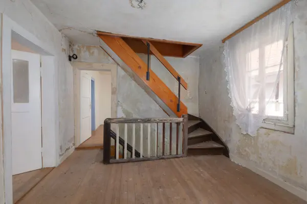 Treppenaufgang OG - Speicher der Immobilie: Leben, wo Geschichte wohnt – großes Fachwerkhaus mit viel Platz für Ideen (Foto)