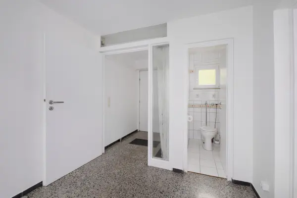 Eingangsbereich und separates WC UG