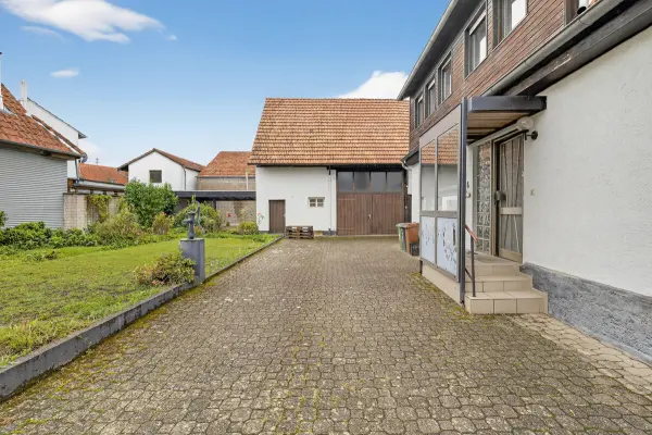 Zufahrt zur Scheune der Immobilie: Ein Haus, das auf Ihre Ideen wartet – mit Scheune, Garten & Geschichte (Foto)