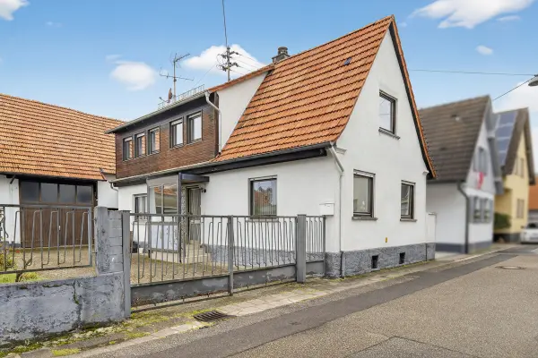 Vorderansicht der Immobilie: Ein Haus, das auf Ihre Ideen wartet – mit Scheune, Garten & Geschichte (Titelbild)