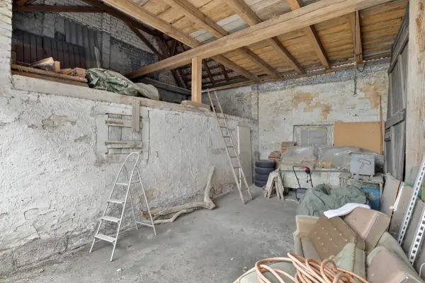 Blick in die Scheune der Immobilie: Ein Haus, das auf Ihre Ideen wartet – mit Scheune, Garten & Geschichte (Foto)
