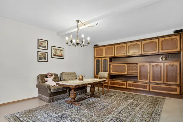 Wohnzimmer EG der Immobilie: Ein Haus, das auf Ihre Ideen wartet – mit Scheune, Garten & Geschichte (Foto)