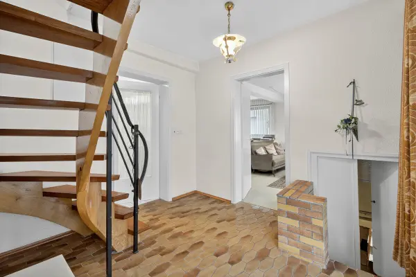 Vorraum EG der Immobilie: Ein Haus, das auf Ihre Ideen wartet – mit Scheune, Garten & Geschichte (Foto)