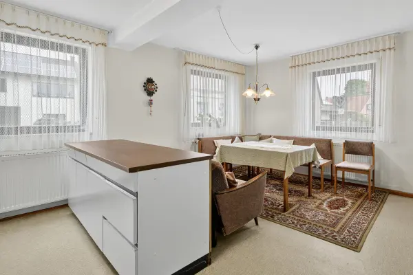 Wohnküche Ansicht 2 der Immobilie: Ein Haus, das auf Ihre Ideen wartet – mit Scheune, Garten & Geschichte (Foto)