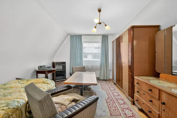 Zimmer DG der Immobilie: Ein Haus, das auf Ihre Ideen wartet – mit Scheune, Garten & Geschichte (Foto)