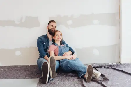 Pärchen sitzt und lehnt sich an der Wand an. Wohnenpur